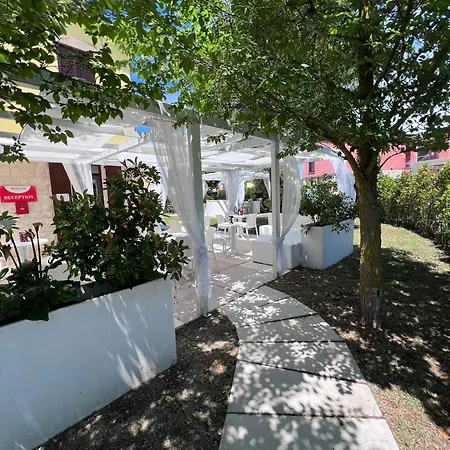 Casa Antia, Nuovo Bilocale Con Giardino In Con Piscina Feriepark Numana