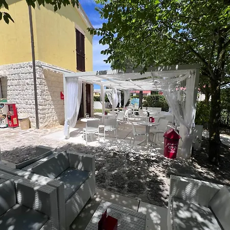 Casa Antia, Nuovo Bilocale Con Giardino In Con Piscina