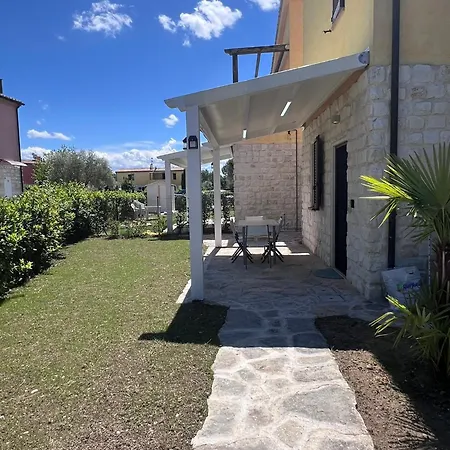 Casa Antia, Nuovo Bilocale Con Giardino In Con Piscina פארק נופש נומאנה
